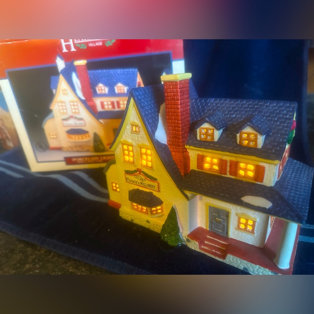 Lemax Victoria's Millinery Christmas Hearthside Village Lighted House 1995 EUC